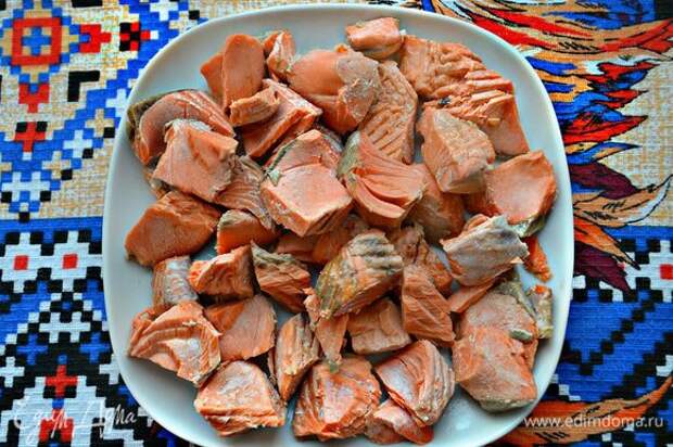 Выньте готовую рыбу из бульона, остудите и разберите на кусочки, удаляя кости. Готовый рыбный бульон процедите и впоследствии можете использовать его для приготовления ризотто, рыбного супа или других блюд.