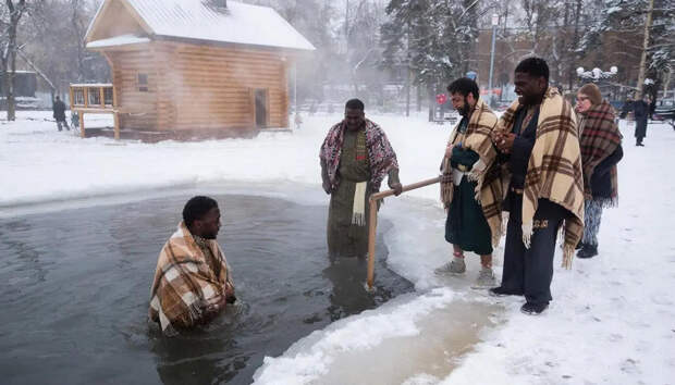 Сергей из Самары окунул африканцев в прорубь: Бедолаги "забыли, как креститься"