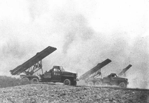 Советские боевые машины реактивной артиллерии БМ-13 «Катюша» под Белградом, октябрь 1944 года. история, события, фото