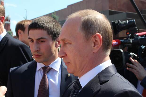 Путин остановил кортеж и пообщался с жителями Якутска