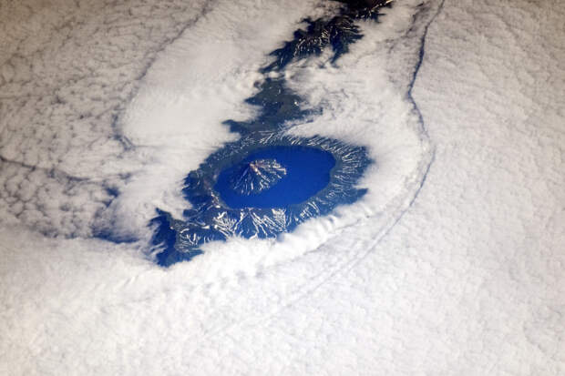 Действующий вулкан на острове Онекотан Большой Курильской гряды, Сахалинская область России.