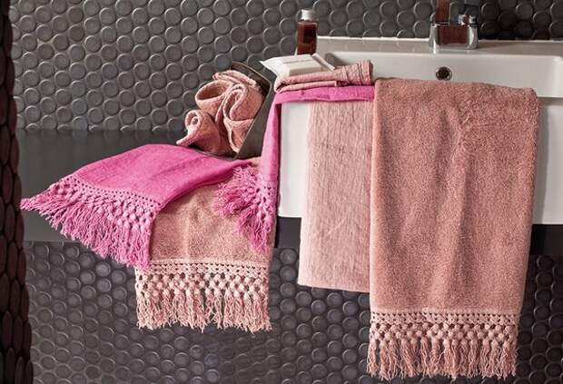 Текстиль в теплой цветовой гамме делает темный интерьер ванной комнаты менее мрачным. Полотенца Bergianti & Pagliani
