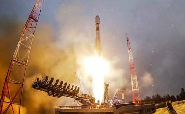 На фото: запуск ракеты-носителя "Союз-2.1б" с космическим аппаратом Министерства обороны РФ со стартовой площадки космодрома Плесецк.