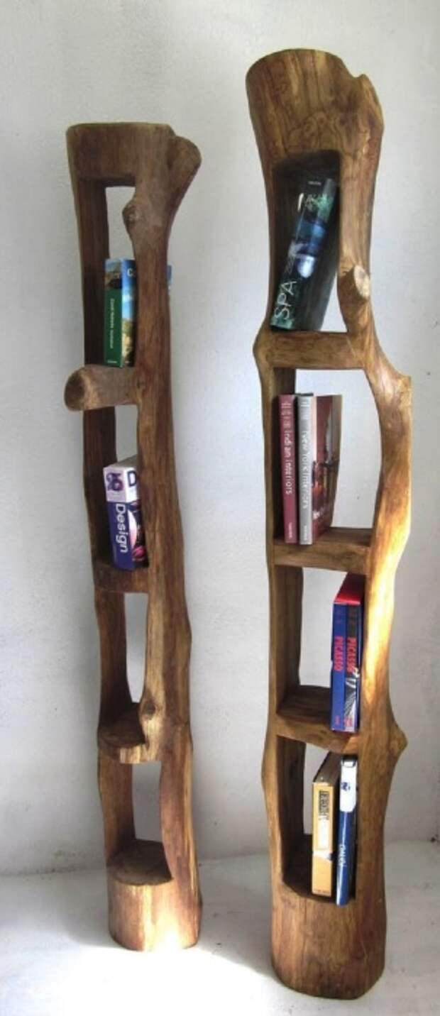 Небольшая стенка для книг из лакированной деревянной коряги. 