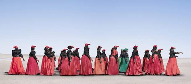 Женщины африканского племени гереро носят европейские платья начала 20 века