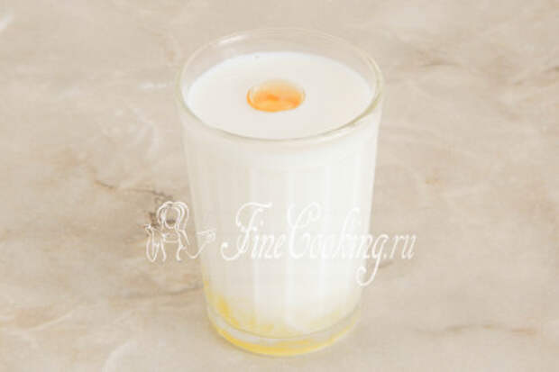 В остальное теплое молоко (130 миллилитров) разбиваем пару куриных яиц таким образом, чтобы остался один желток
