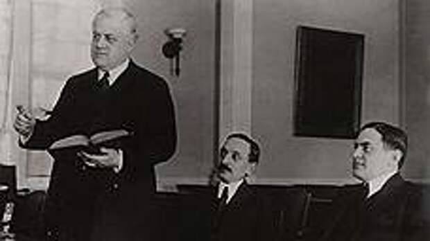 Митчелл Палмер (слева) на заседании Верховного суда, 27 февраля 1920 года