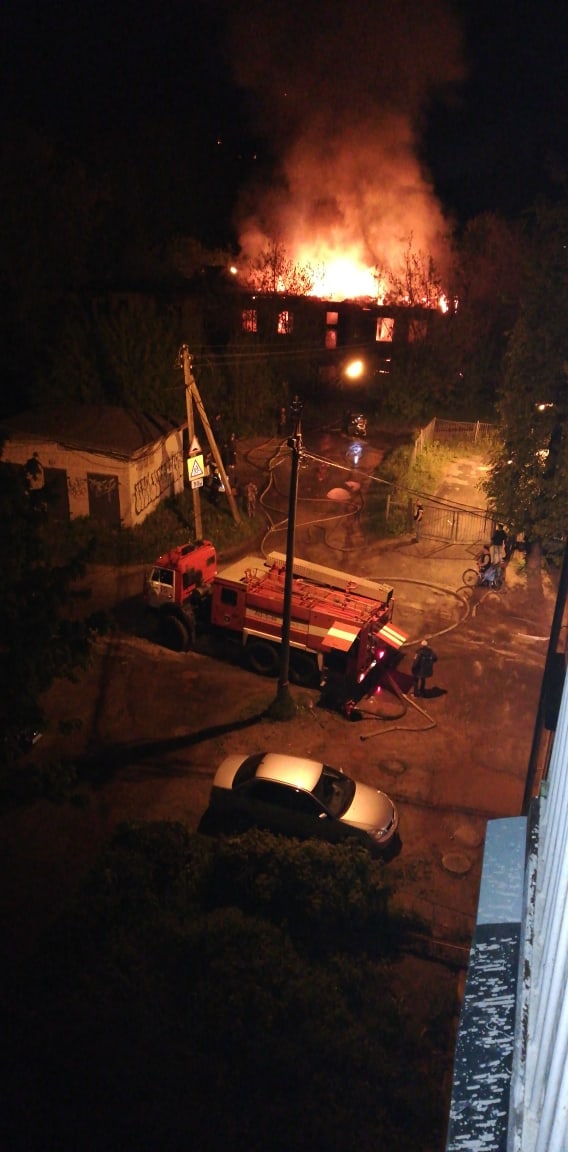 В Конаково Тверской области рядом со школой горит двухэтажный дом