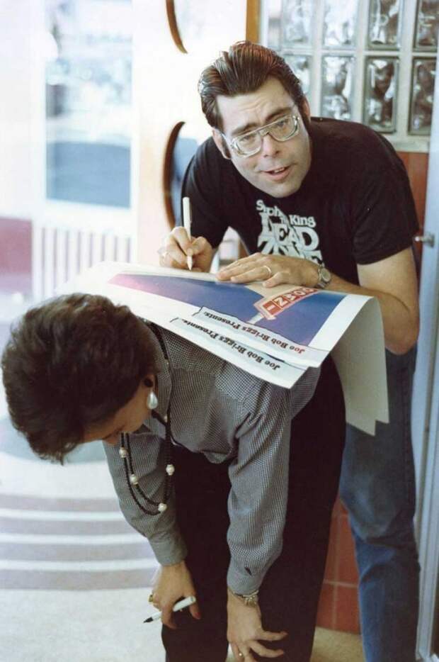 Стивен Кинг подписывает плакат фанату, 1985 г история, люди, мир, фото