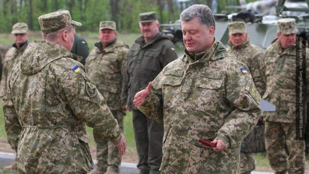Порошенко в радости: названа дата поставок «мощного» оружия США на Украину Порошенко в радости: названа дата поставок «мощного» оружия США на Украину
