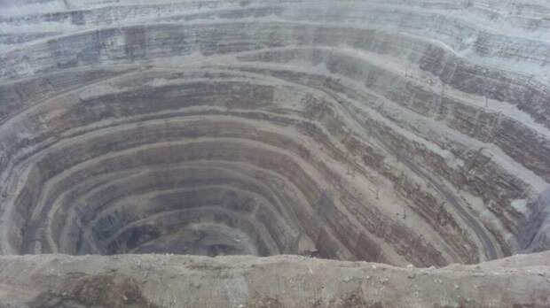 Коллапс мирового рынка алмазов может сыграть на руку De Beers и «Алросе»
