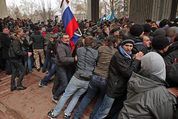 Участники митинга у здания Верховного совета Крыма в Симферополе. 26 февраля 2014