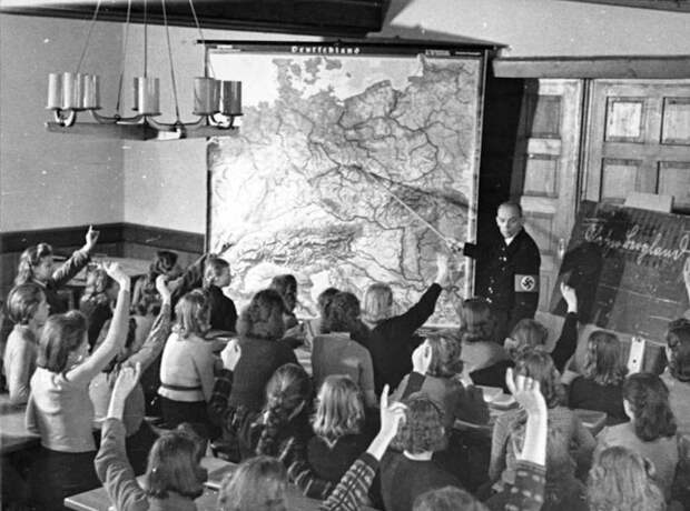 6. Немецкие дети на уроке географии в нацистской школе в Силезии (Польша), октябрь 1940 г. германия, история, фото