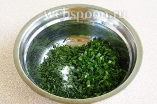 Зелёный лук соединить с зеленью укропа и посыпать солью.