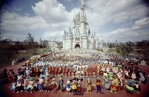 Групповое фото персонала Walt Disney World перед замком Золушки в 1971 году. история, ретро, фото
