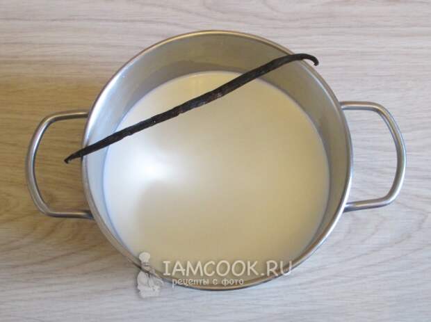 Нагреть молоко с сахаром и ванилью