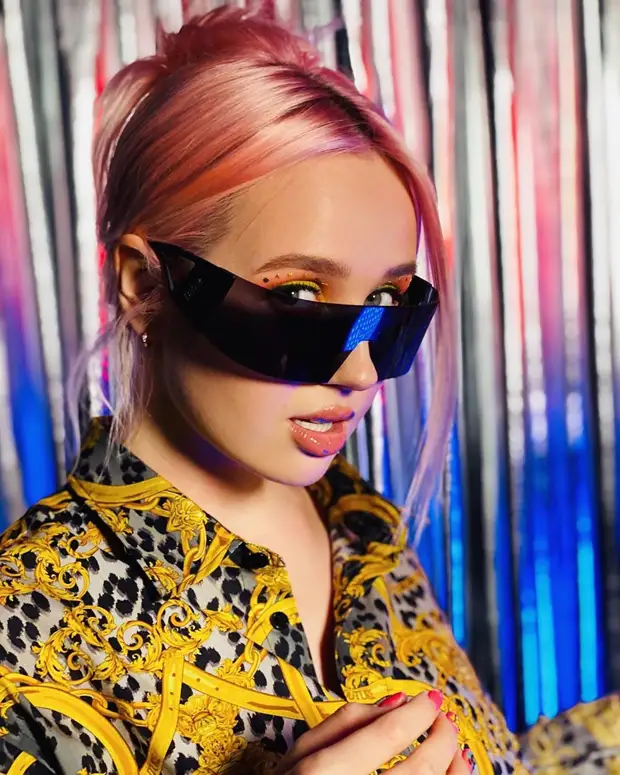 Клава Кока предстала в стильном образе