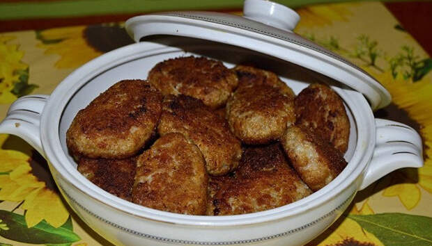 Во вторник и среду рабочих кормили исключительно мясом, поскольку в эти дни недели они трудились интенсивнее/Фото:2housewives.ru Во вторник и среду рабочих кормили исключительно мясом, поскольку в эти дни недели они трудились интенсивнее/Фото:2housewives.ru