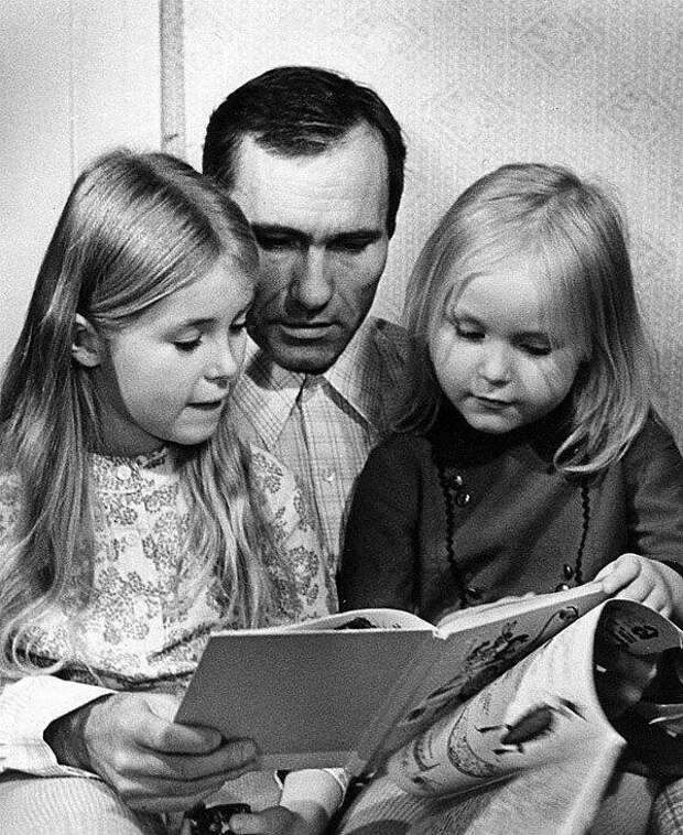 А здесь своим дочуркам читает сказки Василий Шукшин