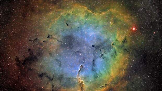 Гранатовая звезда Гершеля на фоне туманности Хобот Слона
