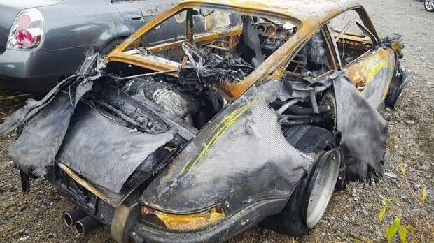 Огненная распродажа: сгоревшие дотла Aston Martin и Porsche выставили на продажу