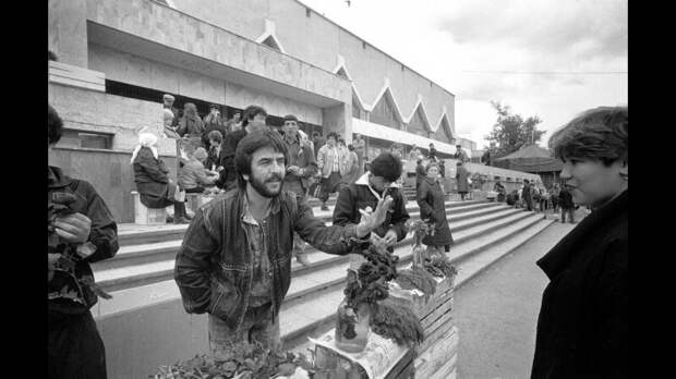Центральный рынок Тюмени в 1990-е. На нем происходит сцена столкновения с афганцами в моем романе / Фото тюменского фотографа Сергея Киселева, из Вконтакте