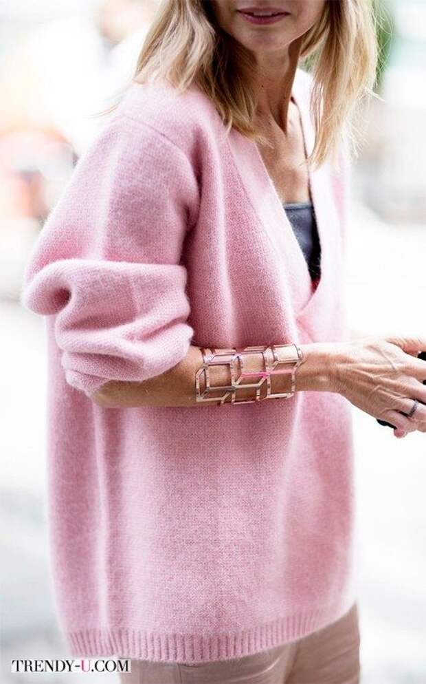Розовый свитер - это, во-первых, красиво