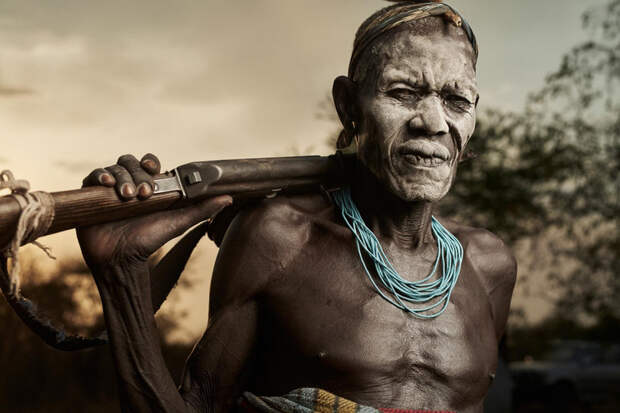 Фотограф делает драматические фото племен, которые вымирают