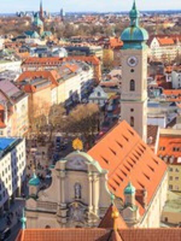 Munich Panorama with old city hall, Holy Spirit Church and Viktu. Фото Bertl123 - Depositphotos 