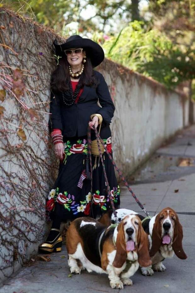 Зарубежные пенсионерки гуляют с собаками «при параде». /Фото: gorabbit.ru