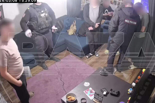 Baza: полицейский решил поиграть в VR-очках прямо в ходе задержания в Петербурге