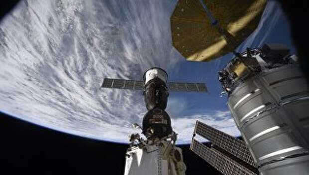 Российский космический корабль Союз на фоне нашей планеты