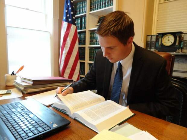 Хороший адвокат может вытянуть человека в США и с пожизненного срока. ¦Фото: zlojnachalnik.ru. Хороший адвокат может вытянуть человека в США и с пожизненного срока. ¦Фото: zlojnachalnik.ru.