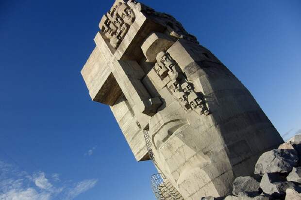 «Маска скорби» - памятник в Магадане, посвященный погибшим в советских лагерях