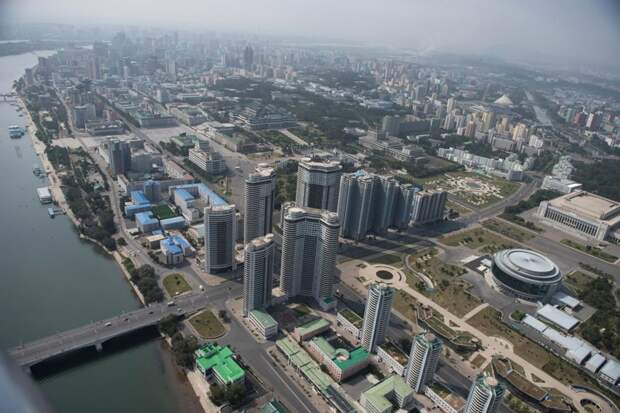 Комплекс жилых зданий высотой до 47 этажей получил в западной прессе неофициальное название «Пхеньхеттен» Арам Пан, Пхеньян, видео, красота, редкие кадры, с высоты, фотограф