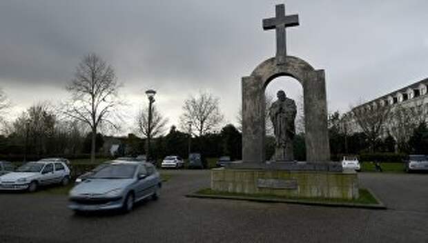Памятник в честь Папы Римского Иоанна Павла II работы Зураба Церетели в городе Плоэрмеле, Франция