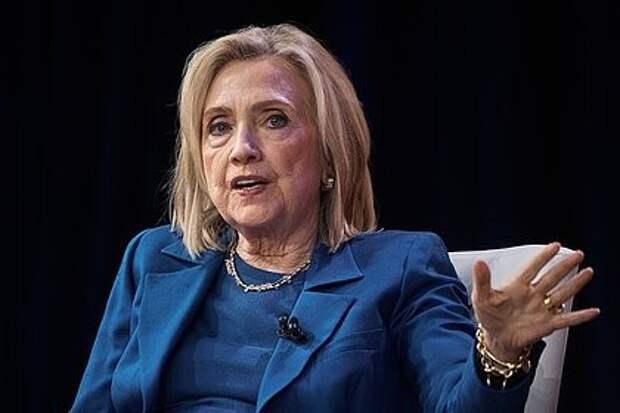 Дмитриев связал интерес Клинтон к Украине с попыткой отвлечь внимание