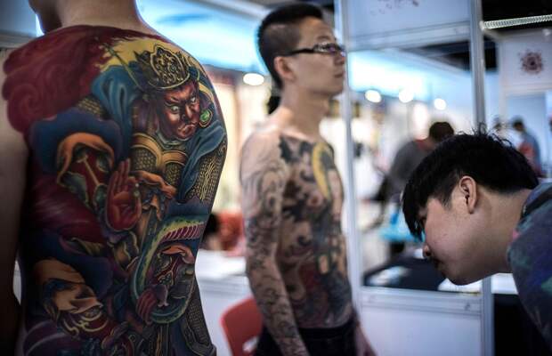яркие татуировки на спине