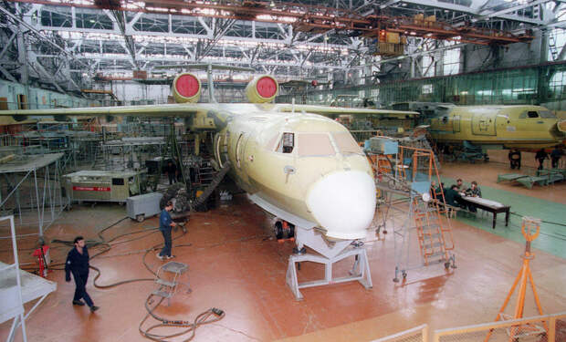 Сборка самолета Бе-200 Виталий Иванов/ТАСС