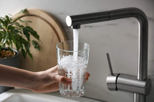 Врач Городова: питье воды залпом может привести к отекам и слабости