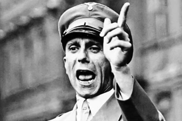 Геббельс выступает в берлинском Люстгартене, 25 августа 1934 года. Этот жест он использовал для выражения угрозы или предостережения.