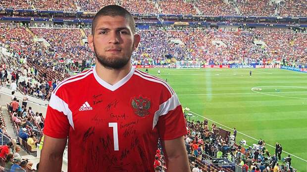 Фото: Хабиб получил именную футболку «Атлетико», посетив матч с «Барселоной»