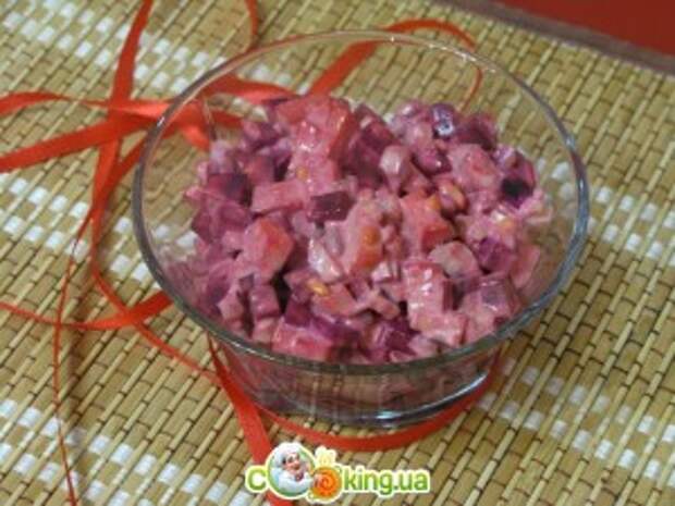 Салат со свеклой, сельдью и сыром 
