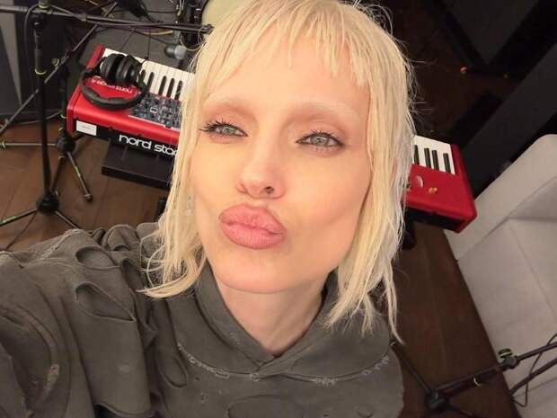 «Это был самый близкий человек. Всегда боялась ее расстроить»: Глюк’oZа вспоминает бабушку после тяжелого года