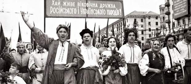 Киев в мае 1954 года, в дни празднования 300-летия воссоединения Украины с Россией. Торжественное народное шествие по Крещатику