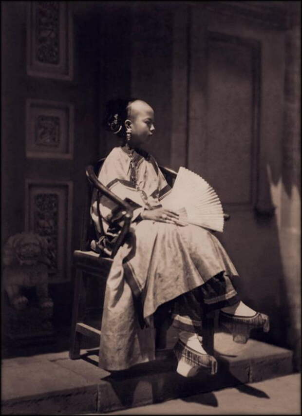 Девушка с веером. Пекин, ок. 1861 - 1864 гг.
