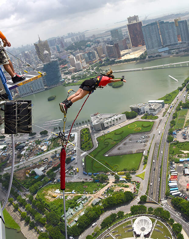 Edge walk. Тарзанка в Макао. Макао банджи джампинг. Аттракцион EDGEWALK В Торонто. Аттракцион джампинг банджи.