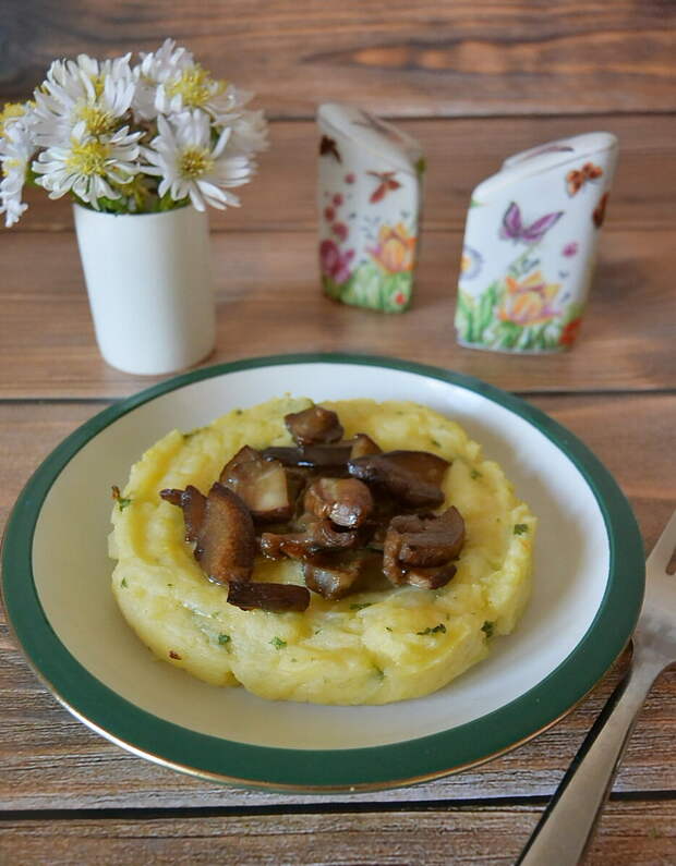 Захотелось мне чего-нибудь вкусненького. Чем себя побаловать? Ну конечно, приготовить грибочки, да ещё белые! Сделала картофельные гнёзда с белыми грибами. Угощайтесь!-9