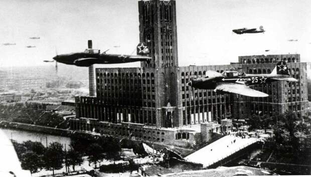 Штурмовики Ил-2 пролетает над разрушенным мостом. Берлин. Май 1945 года. история, ретро, фото