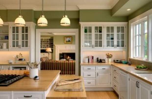 Белая кухня в стиле кантри с зелеными стенами